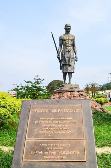 La statue de Wongo « Le Patriote », guerrier awandji, dressée au centre de Lastourville